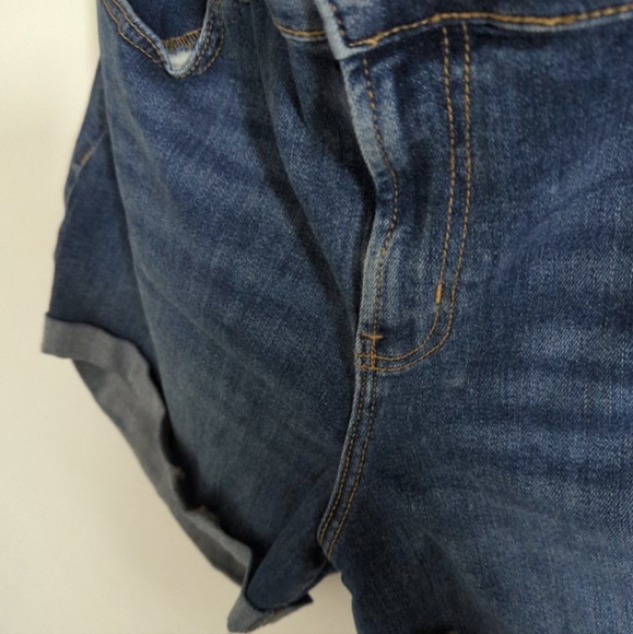 Old Navy - Women's denim short - Picture 2 of 3